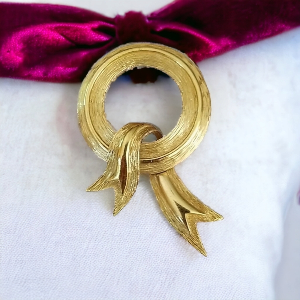 Vintage Mid Century Signed MONET Goldtone Bow Brooch Pin - Picture 2 of 14